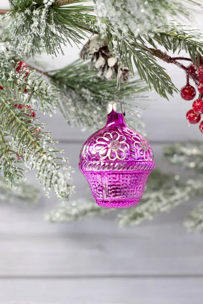 Παλιά σοβιετική διακόσμηση στο χριστουγεννιάτικο δέντρο, γυάλινο καλάθι φρούτων παιχνίδι κοντά στο φως φόντο — Φωτογραφία Αρχείου