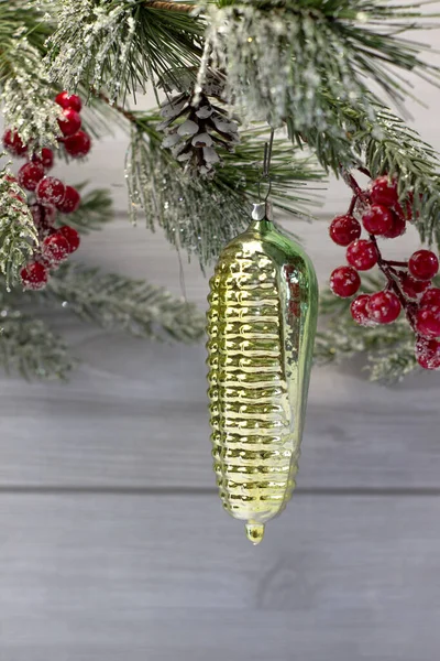 Ancienne décoration soviétique sur le sapin de Noël, jouet en verre maïs gros plan sur fond clair — Photo