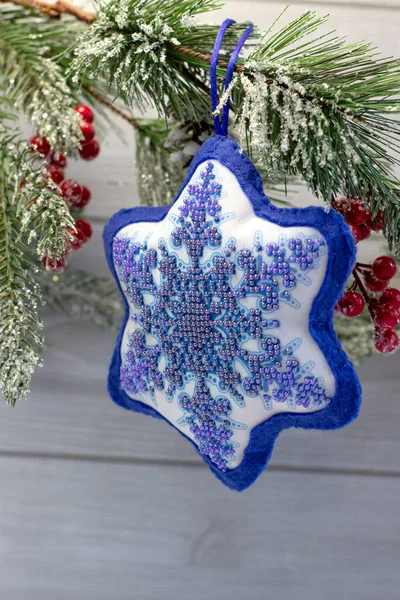 Χριστουγεννιάτικη διακόσμηση υφασμάτινη νιφάδα χιονιού με μπλε χάντρες κεντήματα, χειροποίητο DIY close up — Φωτογραφία Αρχείου