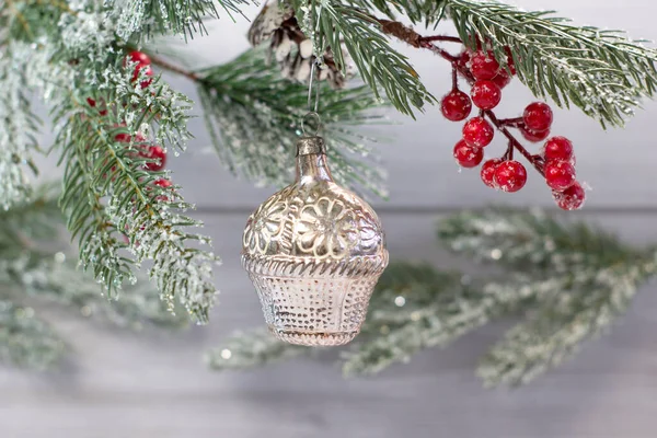 Decoração soviética velha na árvore de Natal, cesta de flor de brinquedo de vidro perto no fundo de luz — Fotografia de Stock