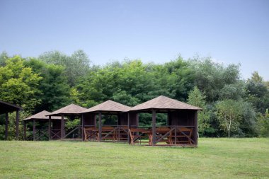 Eski ahşap bir bank ve sert, yuvarlak bir ahşaptan yapılmış bir masa.