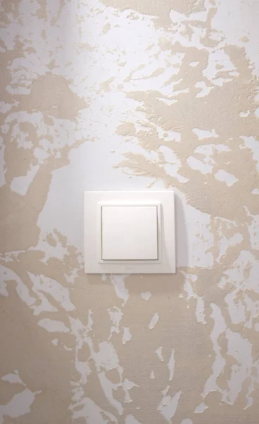 흰색 플라스틱 스위치가 달린 아름다운 베이지 장식 벽, — 스톡 사진
