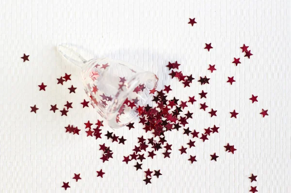Produto de higiene feminina, conceito de copo menstrual em fundo branco texturizado com pequenas estrelas vermelhas brilhos — Fotografia de Stock