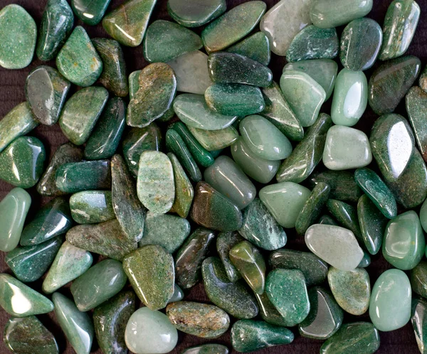 Macroshooting del espécimen de roca mineral natural - gema de aventurina verde tumbada sobre fondo negro — Foto de Stock