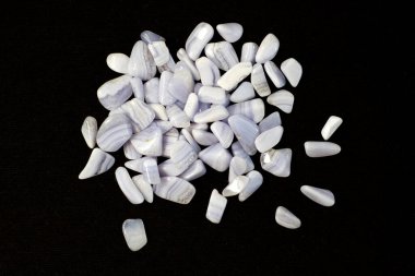 Mavi Akik, safir mineral değerli taş, siyah arka planda izole edilmiş, mavi tebeşir.