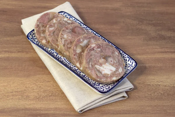 Hemlagad brawn headcheese köttprodukt saltison på grov linneduk med havssalt och kryddor — Stockfoto