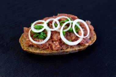 Kıymalı domuz sosisli çörekler, soğanlı Alman sosisi ve kahvaltı masasında slate tahtası ile maydanoz garnitürü.