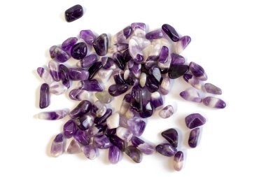 Beyaz zemin üzerinde izole edilmiş çeşitli ametist doğal mineral taşları ve değerli taşlar.