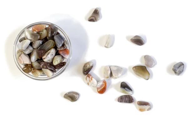 Ágata natural em tigela pequena, vários tipos e cor, gemas coleção mineral isolado no fundo branco — Fotografia de Stock