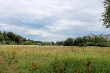 Şehrin gökyüzü parlak mavi bulutlu gökyüzü ile gökyüzü
