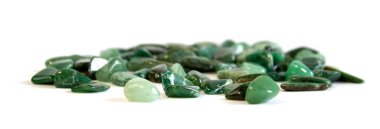 Mineral kaya örneğinin makrofotografı - beyaz arka planda izole edilmiş yuvarlanan yeşil bulvar taşı kısmi odaklı