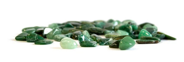 Macrofoto de espécime de rocha mineral - aventurine gemstone verde tombado isolado em fundo branco parcial focado — Fotografia de Stock