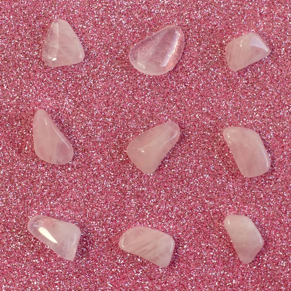 Parlak pembe arka planda birkaç parça parlak pembe kuvars. En düşük renk hala yaşam fotoğrafçılığı