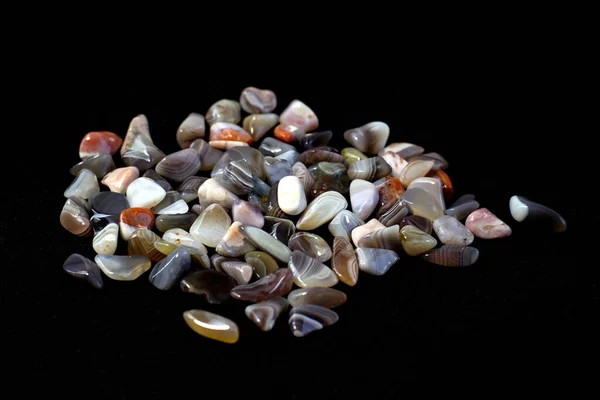 Ágata natural, varios tipos y color, colección mineral gemas como fondo natural agradable en negro — Foto de Stock