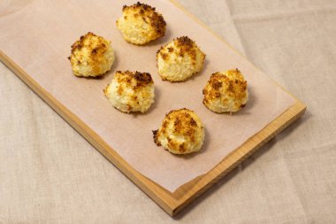 Ev yapımı hindistan cevizli kurabiye, hindistan cevizli kurabiye, geleneksel Alman Noel kurabiyeleri Kokosmakronen, el yapımı kağıt.