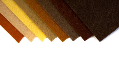 Sarı ve kahverengi renkli keçe örnekleri, çok renkli, parlak, yakın plan beyaz arkaplan görünümü