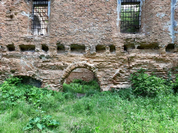 Old Destroyed Brick Wall Windows Arches Green Grass Front View — Stock Photo, Image
