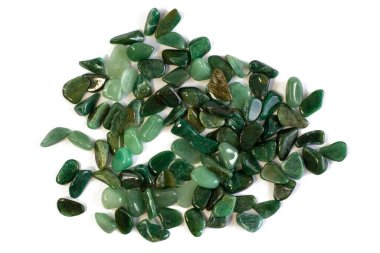 Doğal mineral kaya numunelerinin makroskopları - beyaz arka planda izole edilmiş yeşil bulvar taşı değerli nesneler grubu