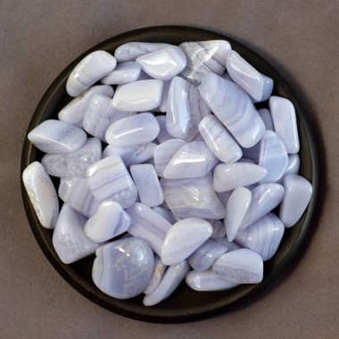 Mavi Akik, safir mineral değerli taş siyah plaka ve gri kumaş güzel arka plan, mavi tebeşir kapat.