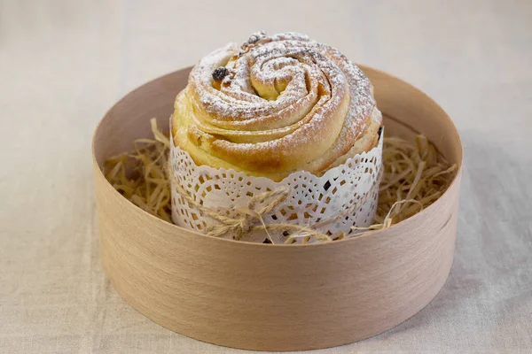 Pasen Cake - Russische en Oekraïense traditionele Kulich op een lichte houten achtergrond Brood Selectieve focus — Stockfoto