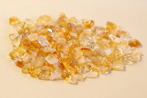 Citrine sarı mücevher kristali hafif keten odak çizgisi üzerinde jeolojik mineral, sığ alan derinliği