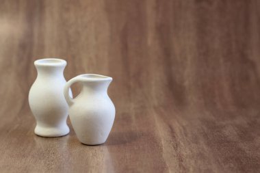 Koyu ahşap arkaplana yakın plan çizmek için küçük, seramik boş vazolar