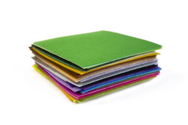 Renkli gökkuşağı desenli keçeli örnekler, çok renkli, parlak, yakın plan beyaz arka plan görünümünde izole