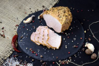 Tahtada iştah açıcı pişmiş et ve siyah arka plan yakın plan.