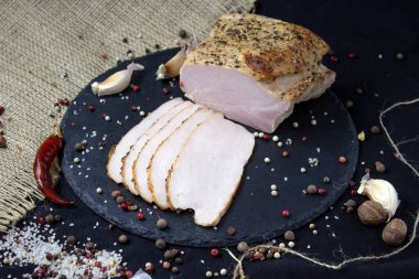 Tahtada iştah açıcı pişmiş et ve siyah arka plan yakın plan.