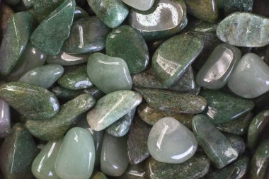 Doğal mineral kaya numunesinin makroskopi - beyaz arka planda izole yeşil aventurine değerli taş kısmen odaklanmış