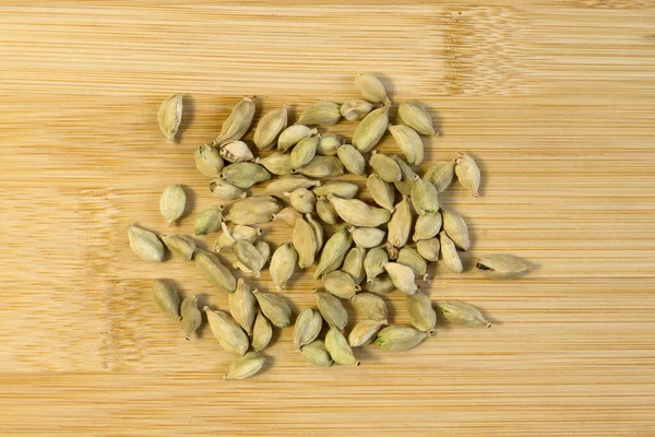Färska Välsmakande Kryddor Mjuk Grön Kardemumma Ovanifrån Närbild Trä Bambu — Stockfoto