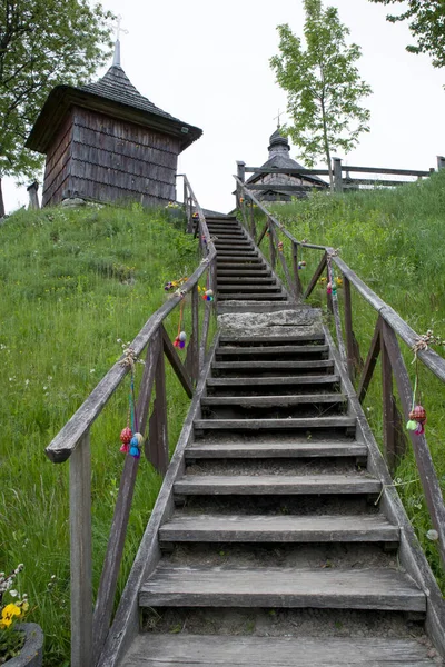 Escalier en bois très long et raide menant à la vieille église en bois — Photo