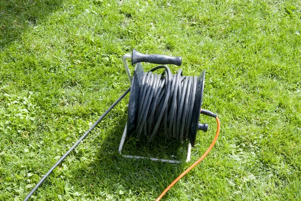 Uzatma kablosu, bahçe aletlerini ve çim biçme makinelerini bağlamak için makaradaki elektrik kablosu.