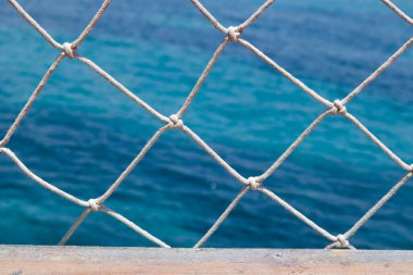 Açık mavi arka plan, deniz balık ağı ve bulanık deniz dalgaları. Yaklaş.