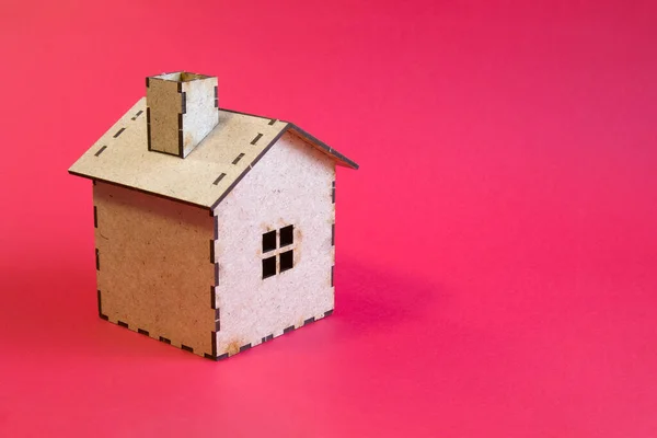 Casa Dolce Casa Marrone Casa Miniatura Legno Sfondo Rosso Brillante — Foto Stock
