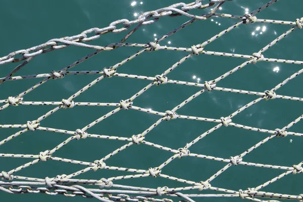 Φωτεινό μπλε φόντο με δίχτυ θαλάσσιας αλιείας και θολή κύματα της θάλασσας — Φωτογραφία Αρχείου