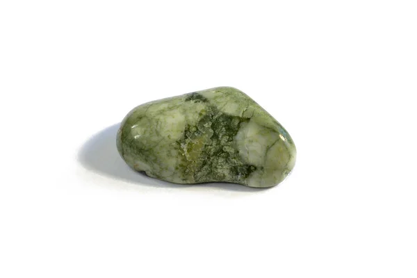 天然矿岩样品宏观拍摄 白色背景顶视图分离的倒绿色复仇石 — 图库照片