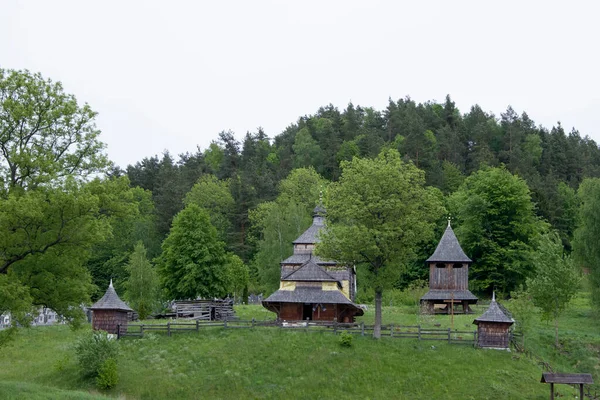 Alte Weiße Holzkirche Bäuerlicher Feldszene Auf Hügeln — Stockfoto