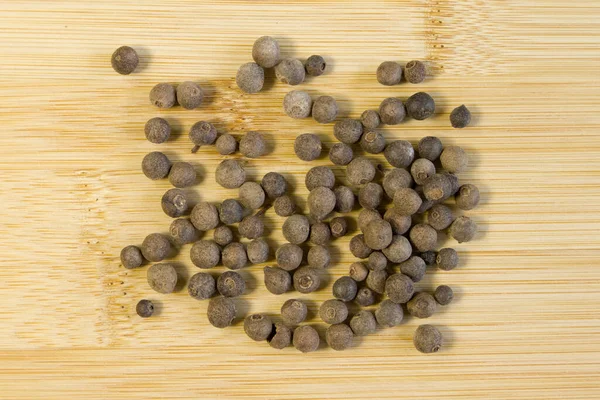 Jamaica Pimienta Sobre Fondo Bambú Madera Especias Tradicionales Allspice Cerca — Foto de Stock