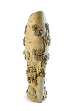 Beyaz arkaplanda küçük dekorlu el yapımı kil vazo yakın plan