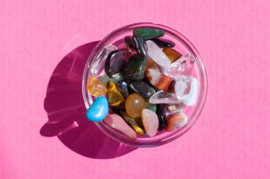 Pembe desenli tahta üzerine yarı değerli Gemstone koleksiyonu. Yakın plan.