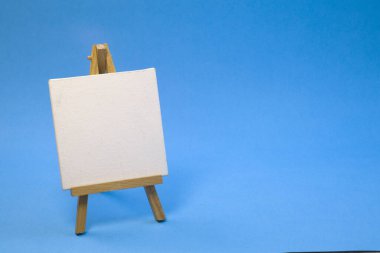 Parlak mavi arkaplanda küçük boş ahşap sehpa, kopyalama alanı ile kapat