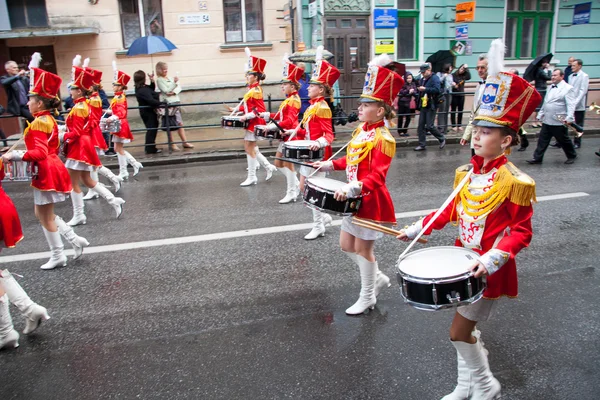Davulcular. Ukrayna gün lise mezunları için