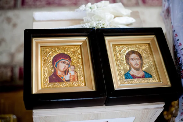 Houten christelijke kruis op Bijbel. Religieuze symbolen concept. — Stockfoto