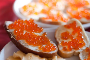 Beyaz tabak yakın çekim üzerinde kırmızı havyar