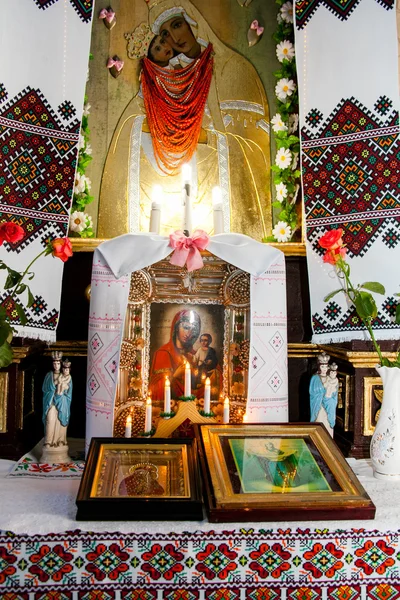 Церковь в Украине и тронный крест — стоковое фото