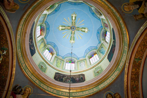 Chiesa in Ucraina, e la croce del trono — Foto Stock