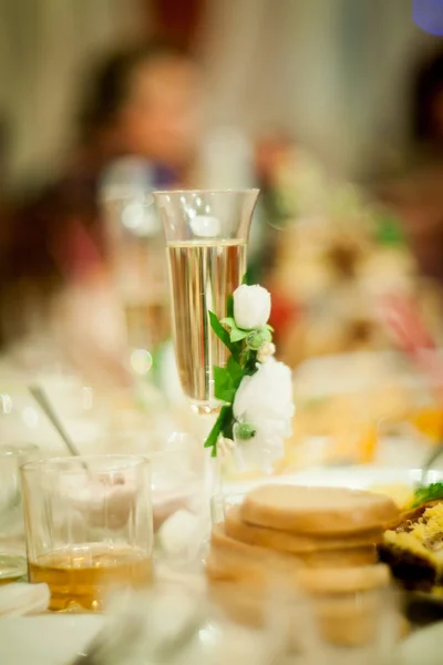 Bruiloft glas met een beige lint boog versierd — Stockfoto