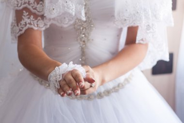 Gelin gelinlik üzerinde eller