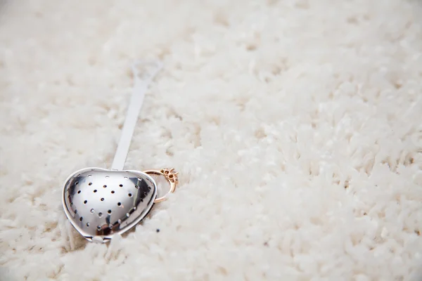 Cuchara, colador, filtro para preparar té sobre un fondo blanco. aislado, macro — Foto de Stock